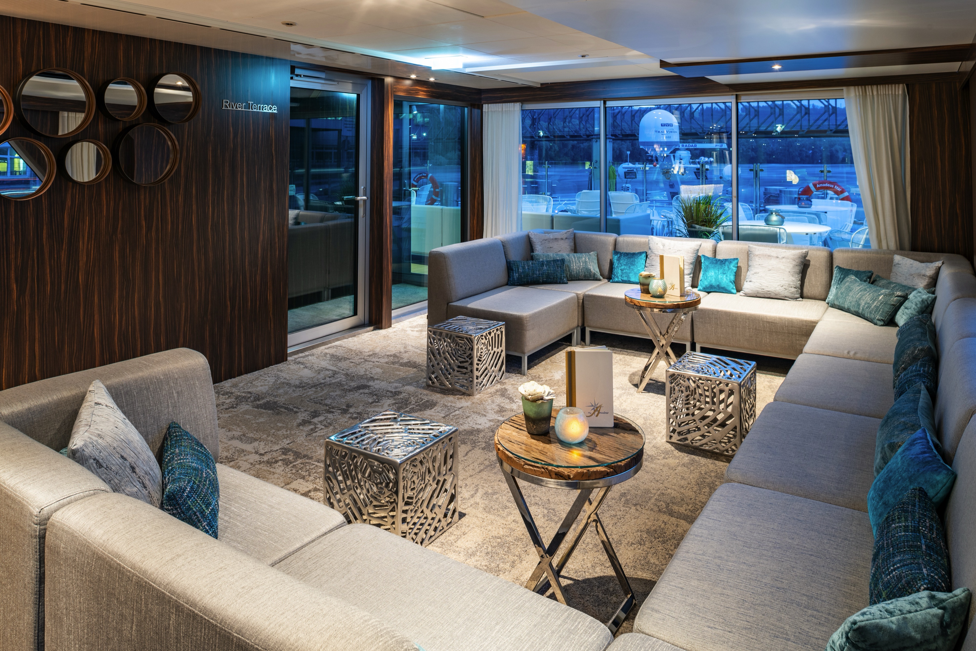 AMADEUS Star Panorama Bar ©Lueftner Cruises Amadeus.jpg